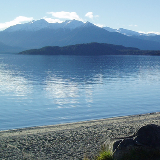 峡湾国家公园（Fiordland National Park）内宁静的玛纳普利湖（Lake Manapouri）