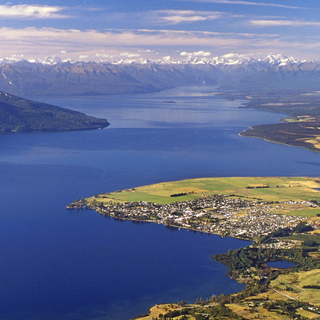 蒂阿瑙（Te Anau）小镇沿着美丽的蒂阿瑙湖（Lake Te Anau）岸线一直延伸。