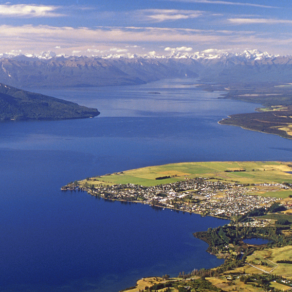 O povoado de Te Anau estende-se ao longo da costa do belo Lake Te Anau