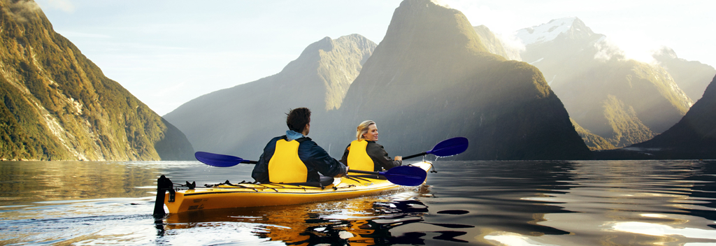 亲近大自然，开启专业海上皮划艇旅程，深入了解米尔福德峡湾（Milford Sound）。