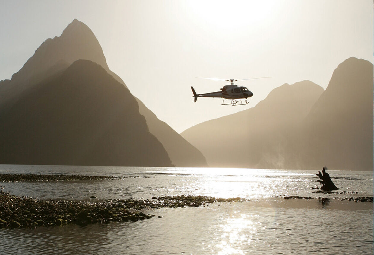 遊覧飛行で空から見るフィヨルドランドの山々、滝、湖は息をのむような美しさです。思い出に残る体験となるに違いありません。
