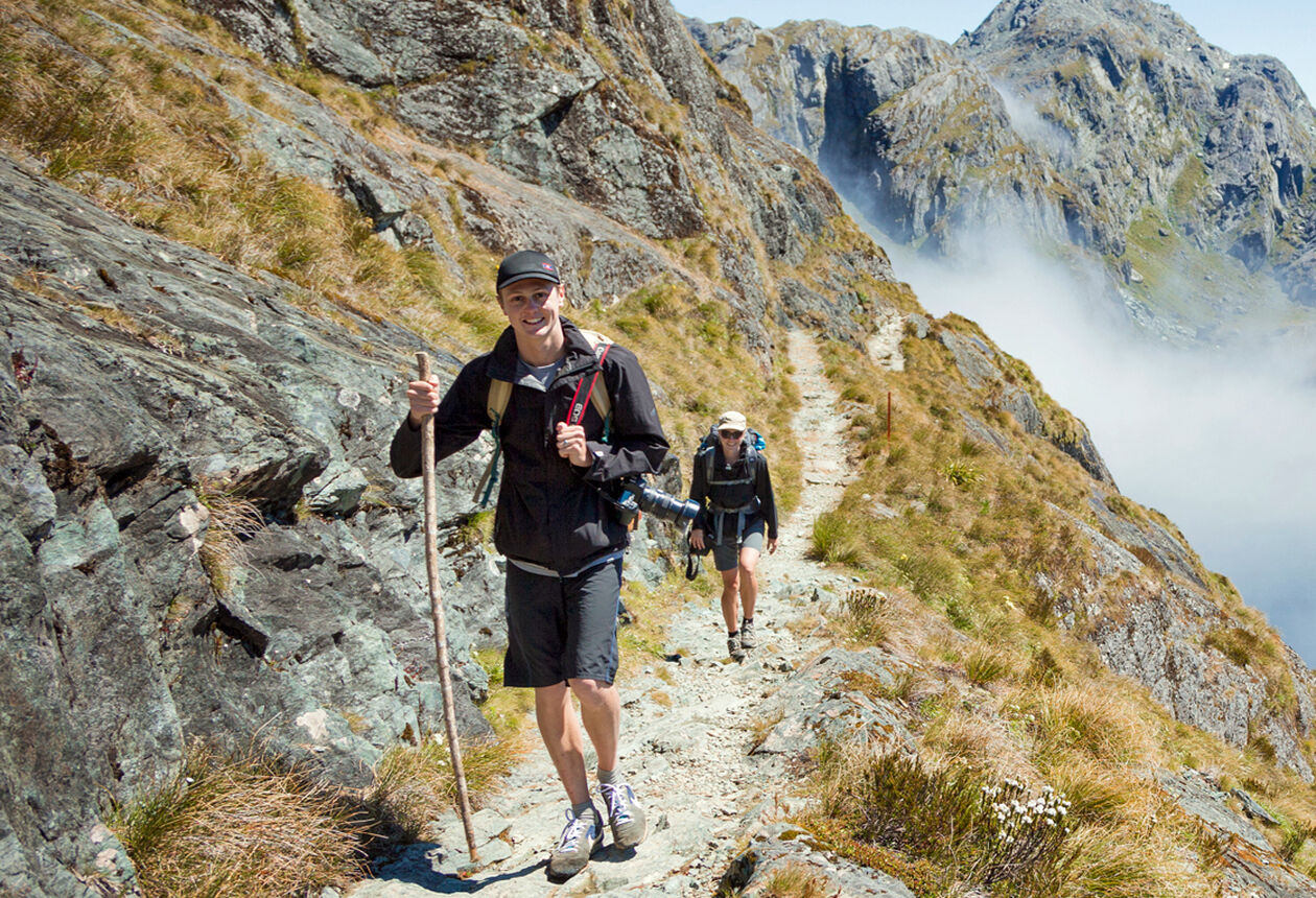 ニュージーランドで泊りがけのハイキングに出かけましょう。壮大な風景にじっくり浸る、アウトドア三昧の旅になります。アルティメット・ハイクのガイドの案内で究極のハイキングを。ガイドなしのトレッキングも可能です。