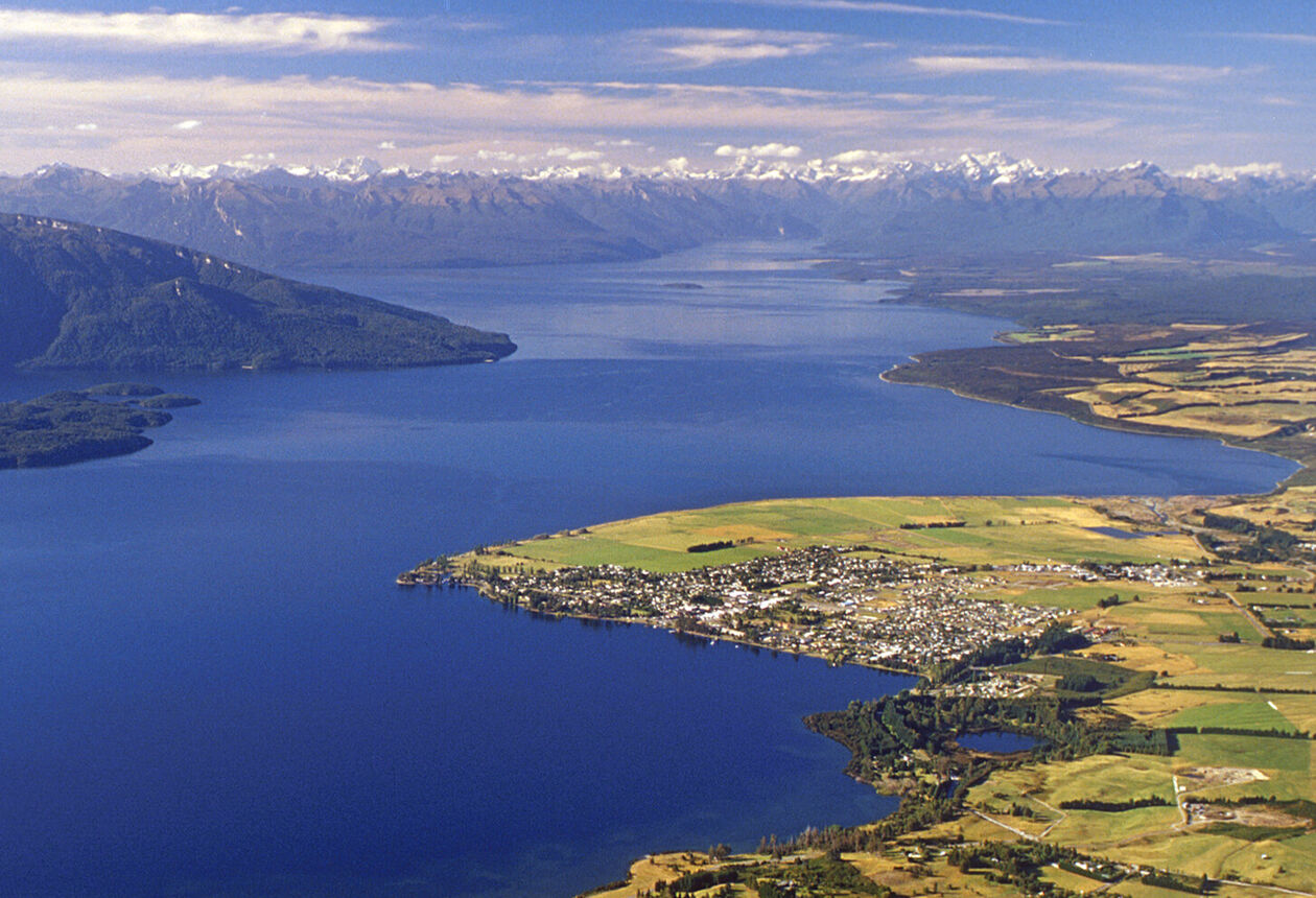 从蒂阿瑙出发，你可以深入冰川铸就的峡湾国家公园（Fiordland National Park）的原野。远足和划皮艇探险保证会让你难以忘怀。