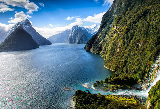 Explore wild national parks and lively urban centres when you travel around the South Island. These recommended itineraries will make sure you take in all the top attractions. 
