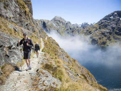 Der Routeburn Track führt Wanderer über Hochgebirgspässe, vorbei an Bergseen und durch von Gletschern geformte Täler.