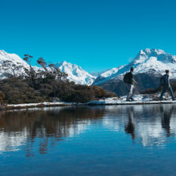 Am Key Summit umgeben die Gipfel des Mount Aspiring National Park eine Gebirgswiesenlandschaft mit Seen.