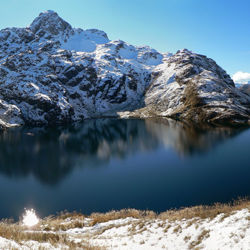루트번 트랙에서 바라본 아름다운 해리스 호수와 제니커스 산