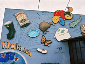 ニュージーランドらしい物「キーウィアナ」の数々が描かれた壁、オトロハンガ