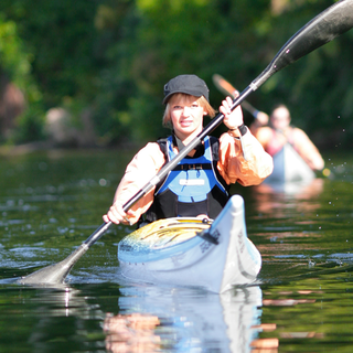 ケンブリッジ近郊のカラピロ湖では様々な水上スポーツが楽しめます。