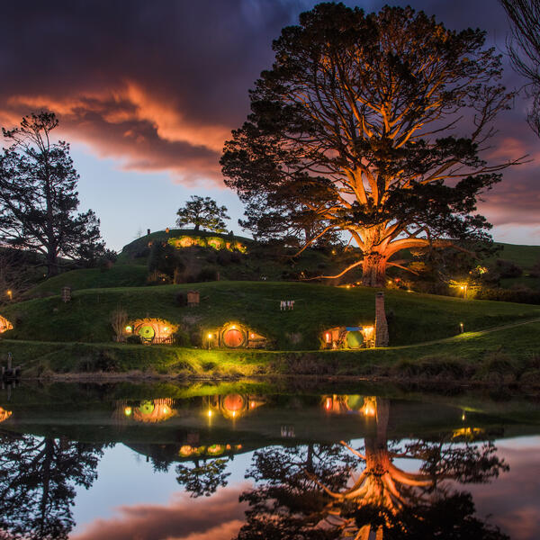 Die Filmkulissen von Hobbingen (Hobbiton™) in der grünen Umgebung Matamatas wirken zum Sonnenauf- oder Untergang besonders spektakulär.