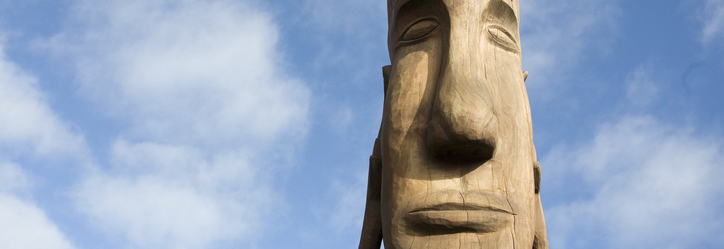 トコロアのトーキング・ポールと呼ばれる数々の彫刻を辿れば町の歴史について学ぶことができます。