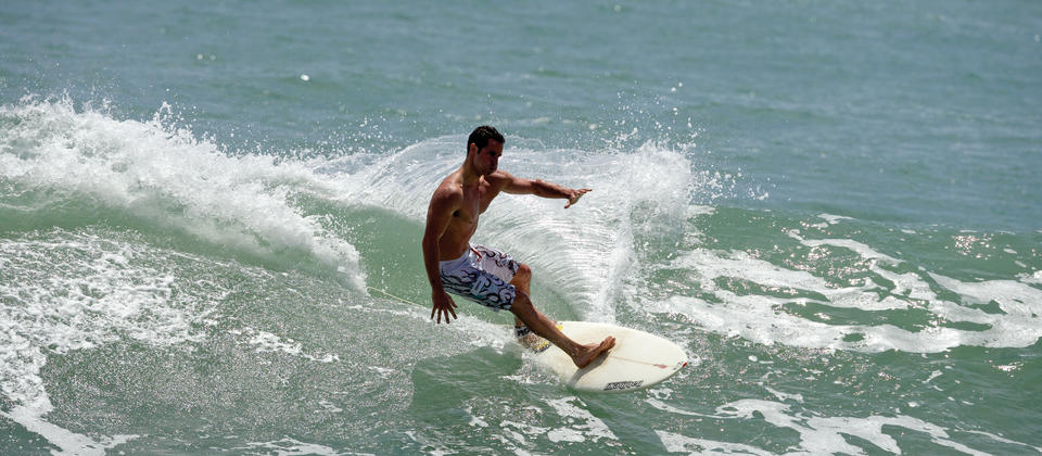 Man muss kein Surfer sein, um Raglan zu lieben. Wellenreiter dürfen sich auf spektakuläre Surfstrände 50 Kilometer westlich von Hamilton freuen.