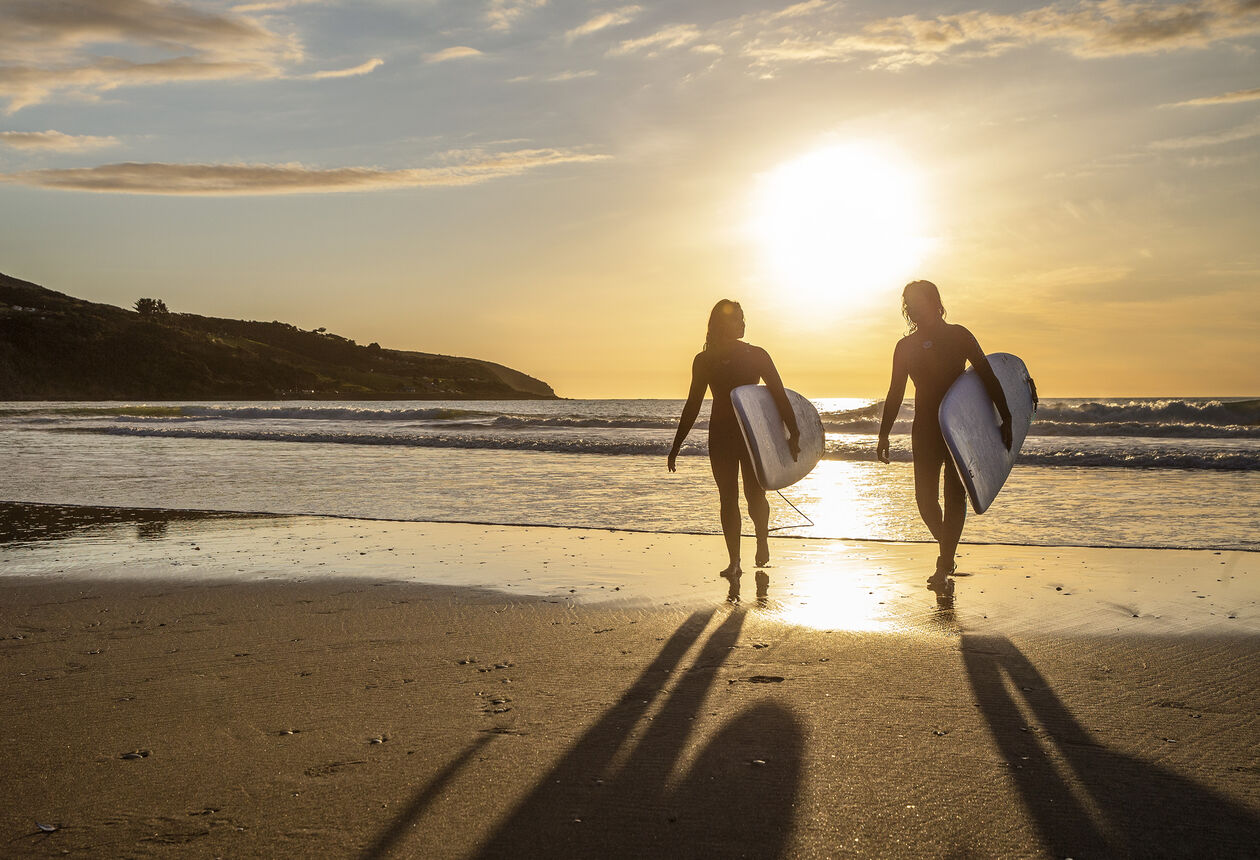 In Raglan you can catch a wave or sip a great espresso. This lively New Zealand surf town has an interesting creative culture and a wonderful choice of cafés.