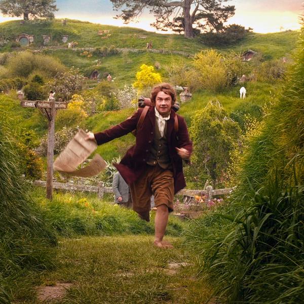 Bilbo Bolseiro saindo de Hobbiton
