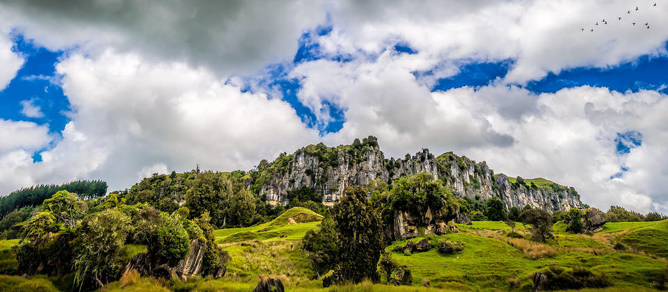 Mangaotaki Rocks, di dekat Piopio, digunakan untuk beberapa adegan dalam film The Hobbit.