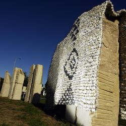 입구를 지나 넓은 주차장으로 들어간다.