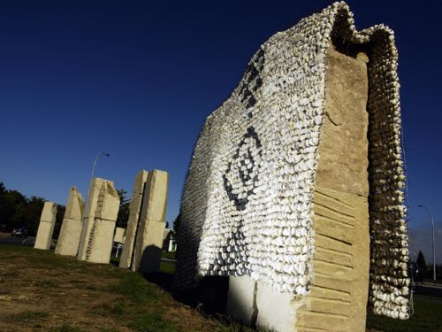 입구를 지나 넓은 주차장으로 들어간다.