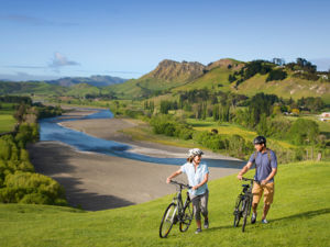 Enjoy changing scenery and views of the impressive Te Mata Peak on the Landscapes Ride on the Hawke's Bay Trails.