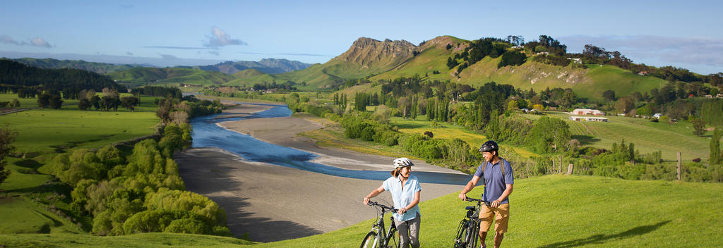 Enjoy changing scenery and views of the impressive Te Mata Peak on the Landscapes Ride on the Hawke's Bay Trails.