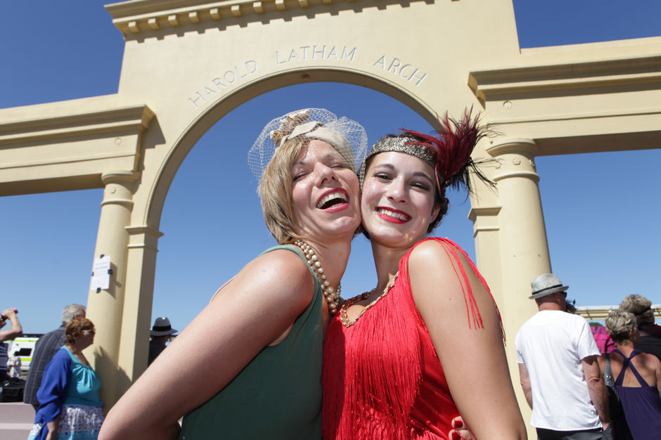 Art Deco Enthousiastinnen feiern den kreativen Geist der 1920er Jahre auf Napiers jährlichem Art Deco Festival.