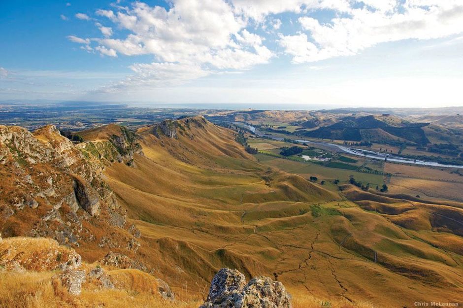 霍克斯湾（Hawke’s Bay）的景观汇聚了令人惊叹的高山，风光秀丽的平原和天然原始的海滩。