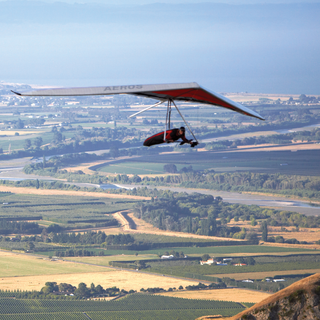 悬挂式滑翔，或驱车到达蒂玛塔顶峰（Te Mata Peak）是俯瞰霍克斯湾（Hawke’s Bay）美景的最好方式。