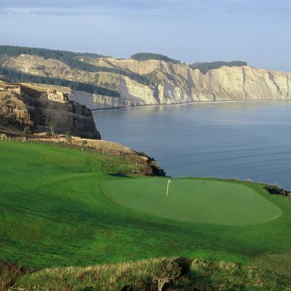 Designed by legendary golf architect Tom Doak, Cape Kidnappers Golf Course in Hawke&#039;s Bay is ranked no. 16 in the world by Golf Digest.