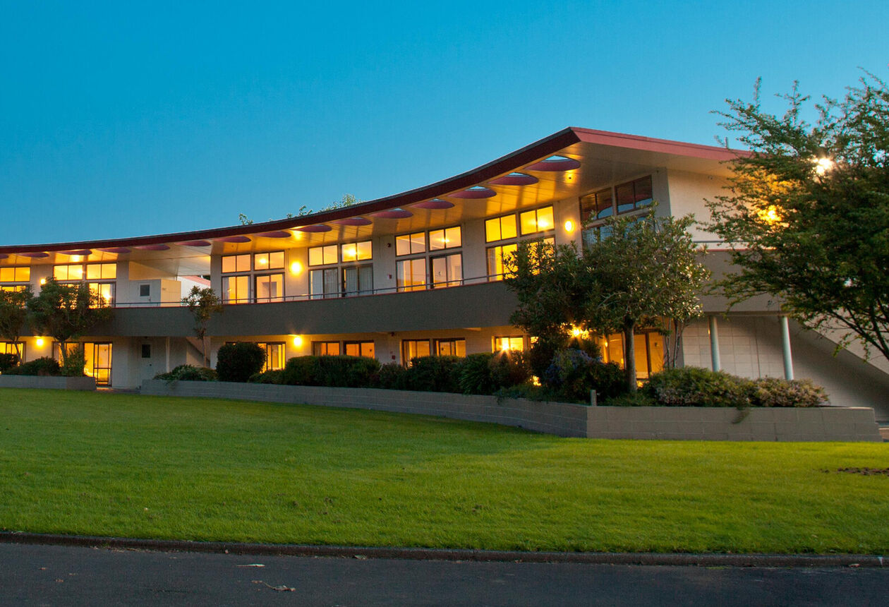 在新西兰，汽车旅馆、汽车旅店以及汽车精品度假屋遍布每一条主要行车路线，要找到一家非常容易。