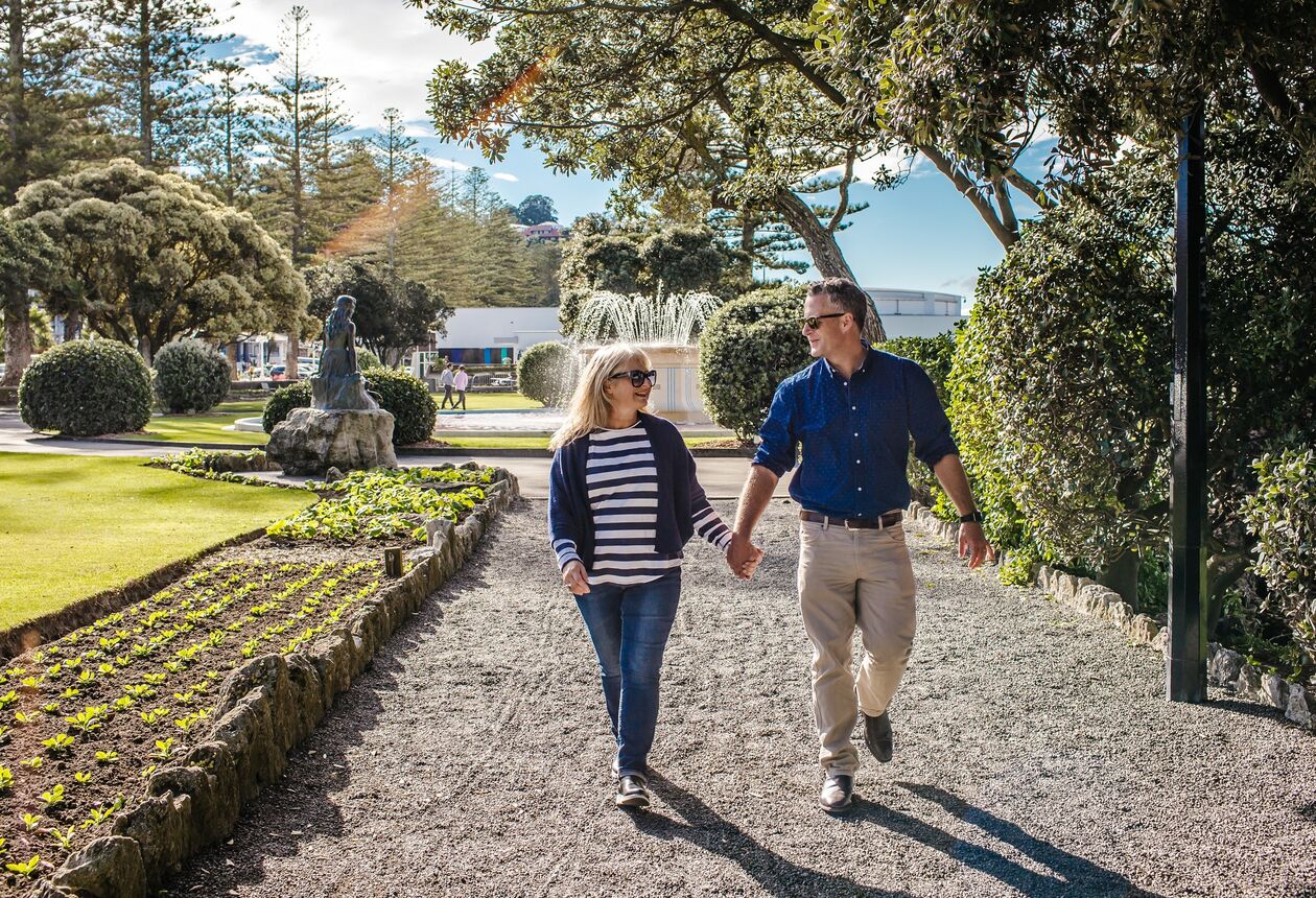 ホークスベイ地方に位置するネーピアは、1930年代の建造物が良好な状態で保存されているユニークな街です。