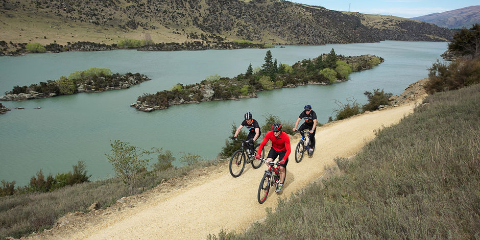 Winding its way past the Clutha River, the Roxburgh Gorge Trail explores the heart of Central Otago.