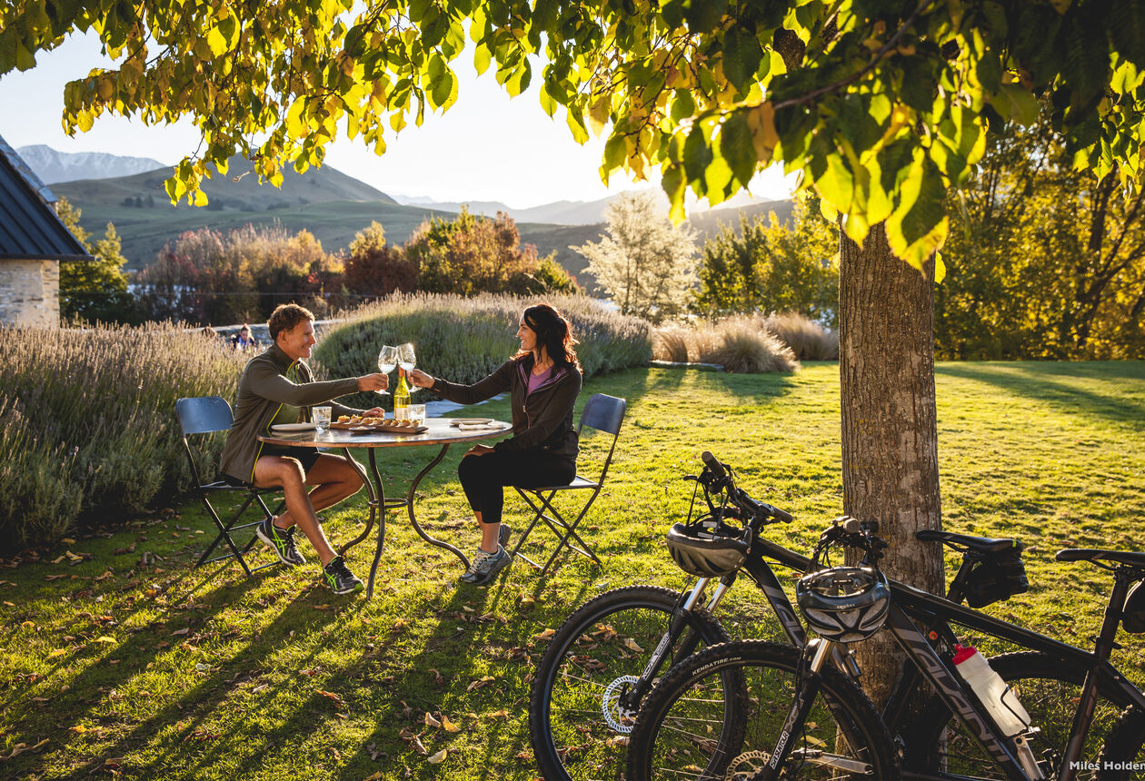 센트럴 오타고는 따스한 햇볕을 받은 서던 알프스 허브와 터석 풀이 어우러져 갈색 빛을 띠는 특유의 경치를 가지고 있다.