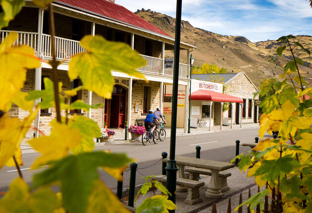 In historic Clyde you can make yourself comfortable in a cafe or hire a mountain bike to explore the surrounding hills.