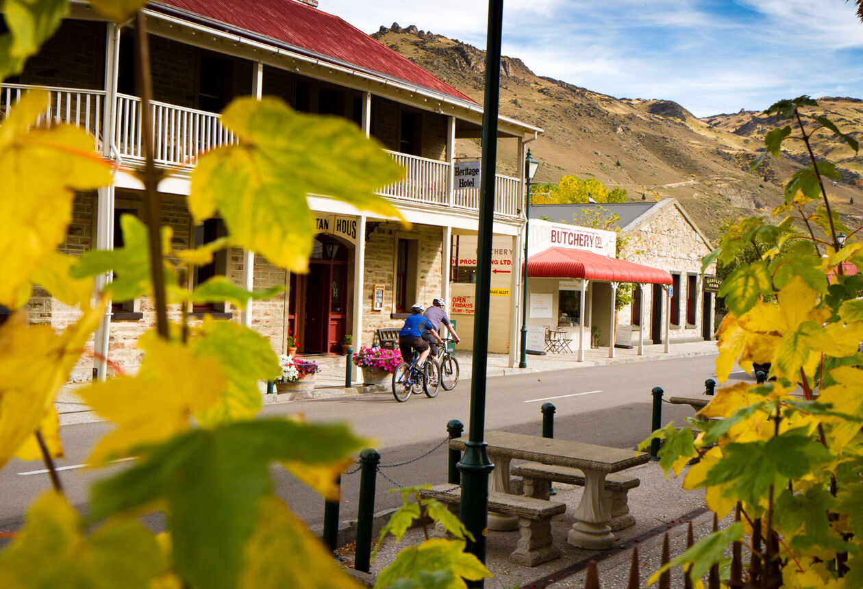 In historic Clyde you can make yourself comfortable in a cafe or hire a mountain bike to explore the surrounding hills.