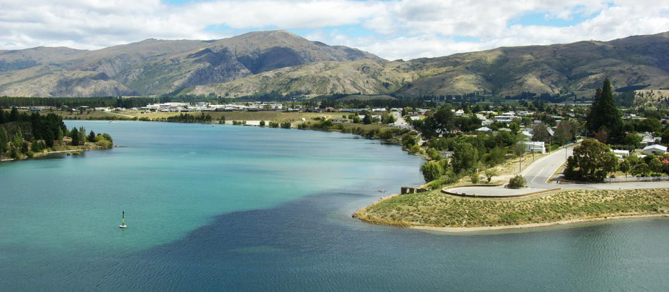 Cromwell next to Lake Dunstan New Zealand 1