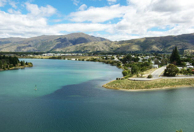 奥塔哥是新西兰黑比诺的发祥地。金矿古镇亚历山德拉（Alexandra）和核果之都克伦威尔镇（Cromwell）都值得一游。