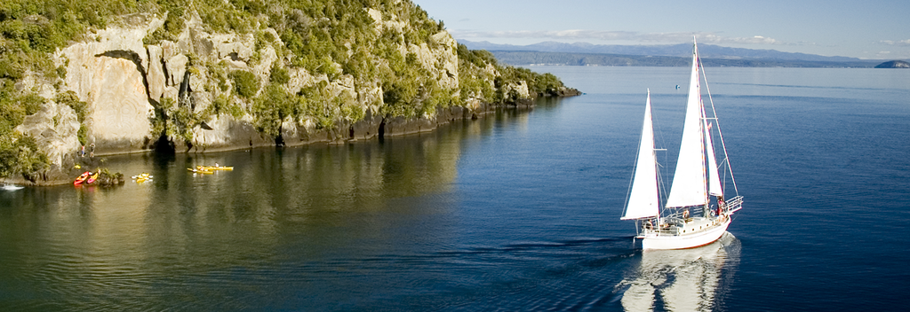 Segele auf dem Lake Taupo zu den beeindruckenden Māori-Felsenkunstwerken in der Mine Bay.