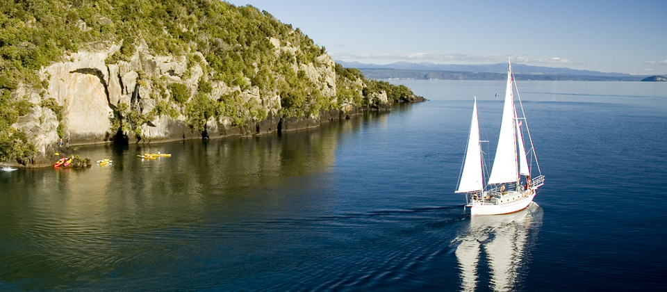 Navegá hasta los impresionantes tallados en roca maoríes en la bahía Mine, lago Taupo.