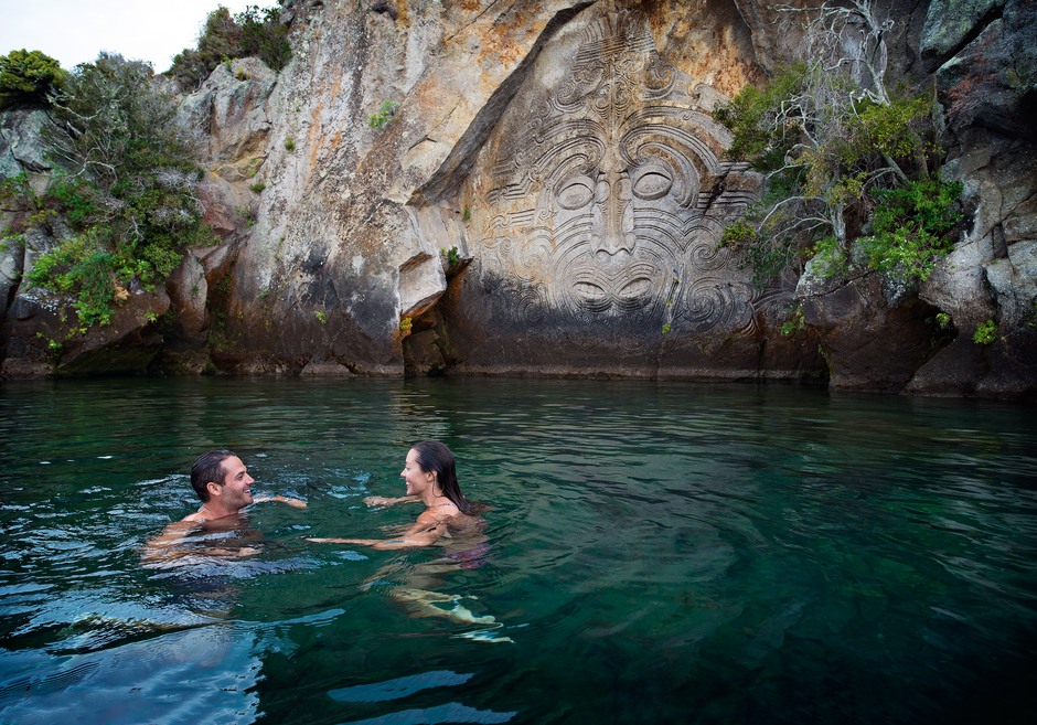 Fahre mit dem Kajak oder Boot zu den fantastischen Māori-Felskunstwerken von Lake Taupos Mine Bay.