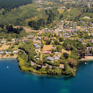 タウポの町はニュージーランド最大の湖、タウポ湖の畔にあります。