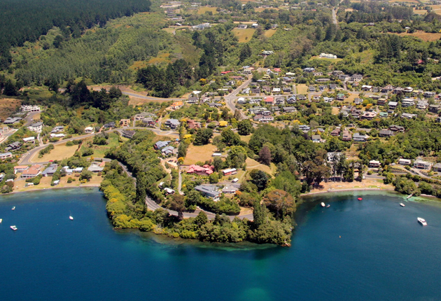 Die Stadt Taupō liegt am Ufer des größten Sees in Australasien. Zu den lokalen Attraktionen gehören Forellenfischen, Skifahren und Geothermieparks.