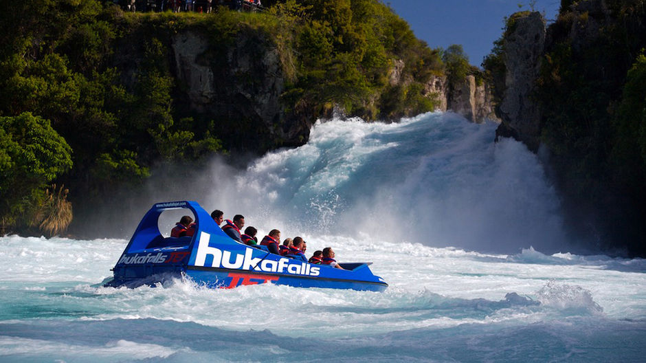 Se você prefere aproveitar a paisagem com muito emoção, embarque em um barco a jato na Huka Falls.