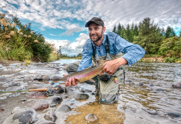 뉴질랜드 최대의 호수를 낀 레이크 타우포 지역은 낚시와 보트 타기의 낙원. 타우포 타운에 머물면서 이 지역을 탐험하자.
