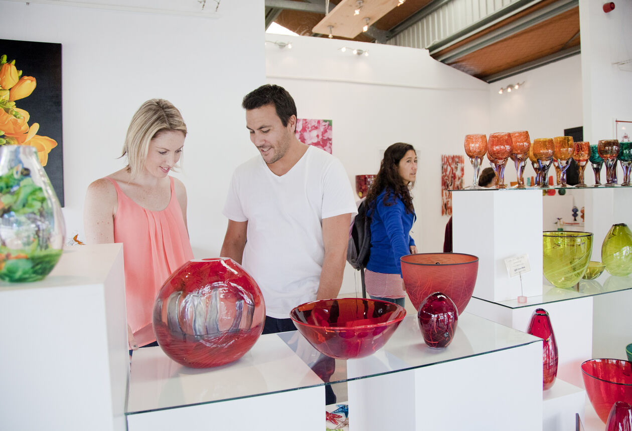 タウポ湖畔に位置するタウポの中心街は、小さなお店を覗いてショッピングを楽しむには絶好の場所です。