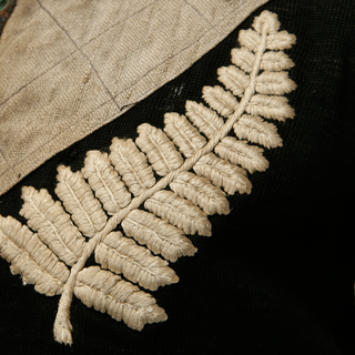 新西兰最古老的 1905 年全黑队运动衫陈列在玛纳瓦图橄榄球博物馆（Manawatu Rugby Museum）。