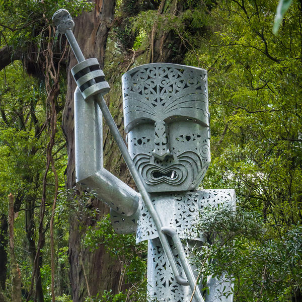 La escultura Whatonga en el sendero del cañón Manawatu.