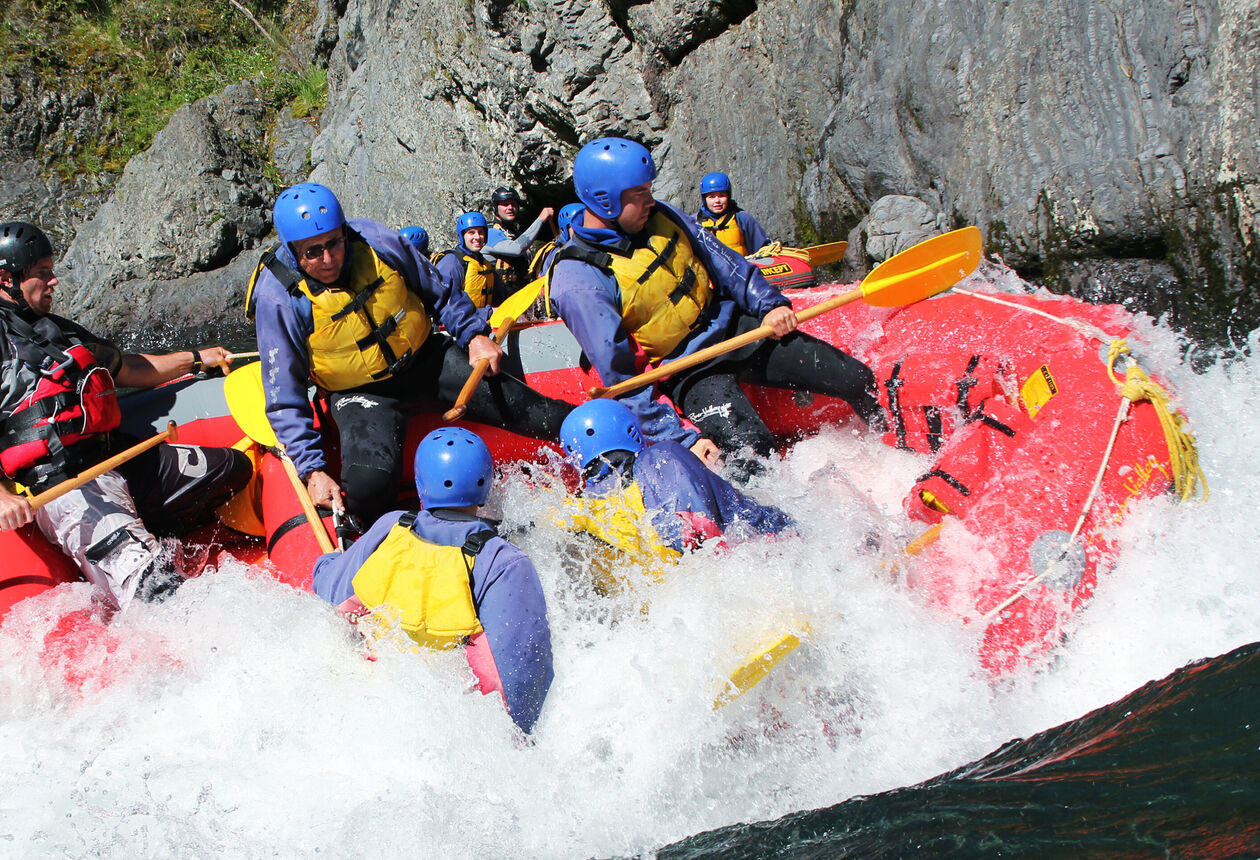 木々の緑に囲まれた緩やかな流れから、手に汗を握り目を見張るような急流まで、ラフティングでは幅広いアドベンチャー体験を楽しむことができます。