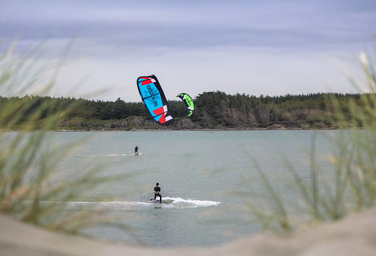 黑沙滩是一个沿海休闲场所，那里有公园、游乐场、流行咖啡馆和北岛最优质的鱼片。