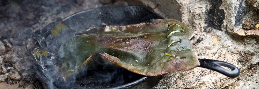 将包裹龙虾的“口袋”放入木炭烤炉里熏烤