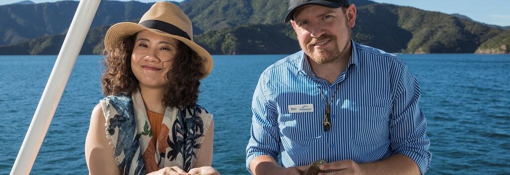 马尔堡旅游公司运营经理Ben和殳俏品尝美味青口贝