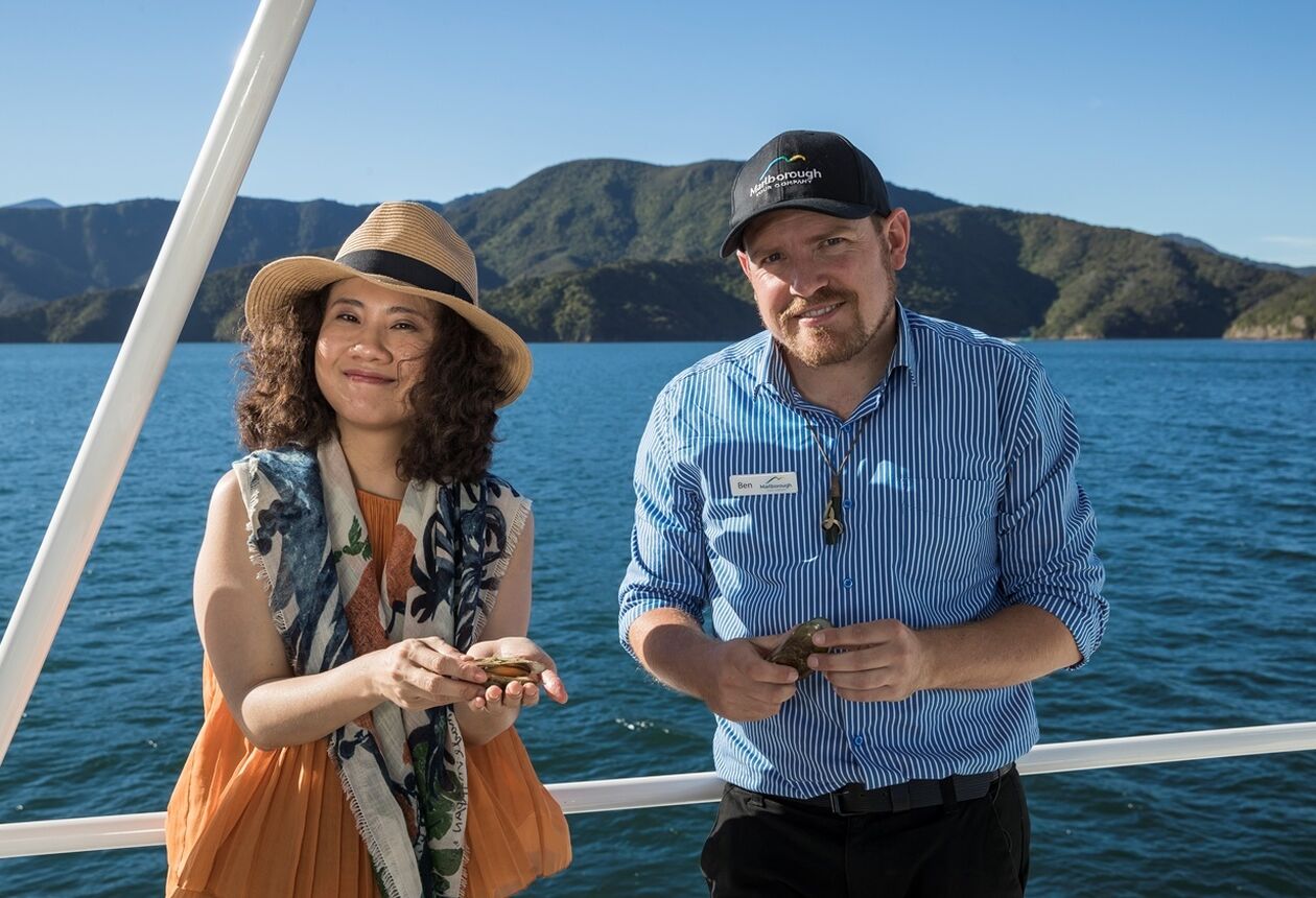 作为世界闻名的“长相思之乡”，新西兰的土地不大，但处处有惊喜。其中马尔堡则是新西兰最大的葡萄产区与葡萄酒产区，坐拥60多座葡萄酒酿酒厂，近300家葡萄园，两万多公顷的葡萄生产用地。马尔堡位于南岛最北端，大地和海洋都感受着最新鲜的自然动力。典型的温带海洋性气候特别利于酿酒葡萄的栽培，漫长而干旱的夏季加上日暖夜凉的气候，酿成更香气奔放，充满活力的水果风味，清新鲜脆，香气十足。